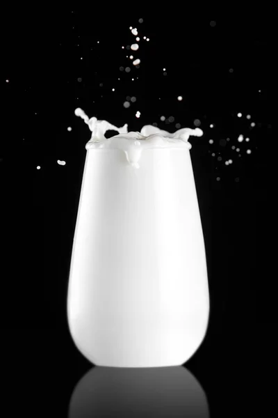 배경에 우유를 유리잔에 문지르라 — 스톡 사진