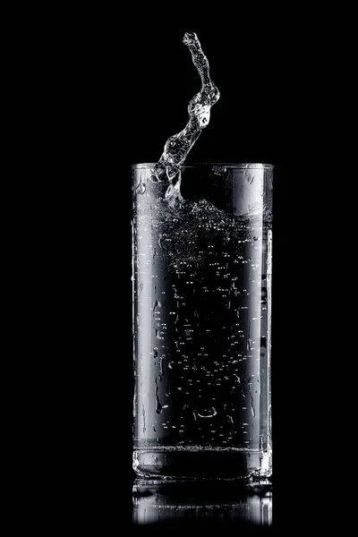 Salpicadura Agua Vaso Sobre Fondo Negro — Foto de Stock