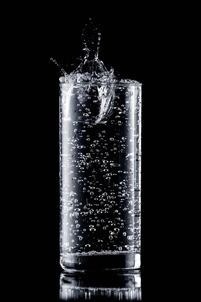 Salpicadura Agua Vaso Sobre Fondo Negro — Foto de Stock