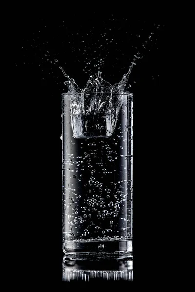 水在黑色底座上的杯子里飞溅 — 图库照片
