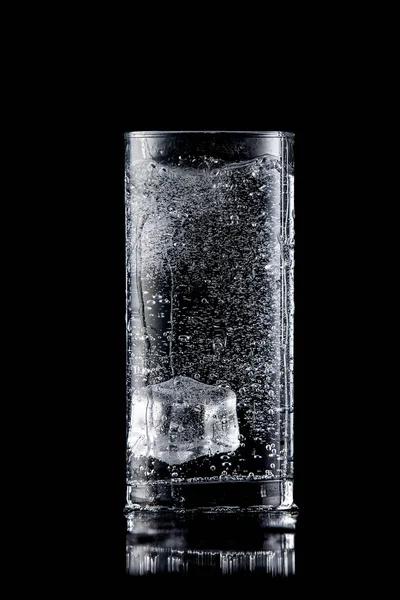 Стакан Минеральной Воды Льдом Черном Фоне — стоковое фото
