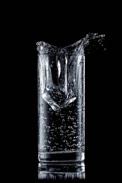 Salpicadura Agua Vaso Sobre Fondo Negro — Foto de Stock