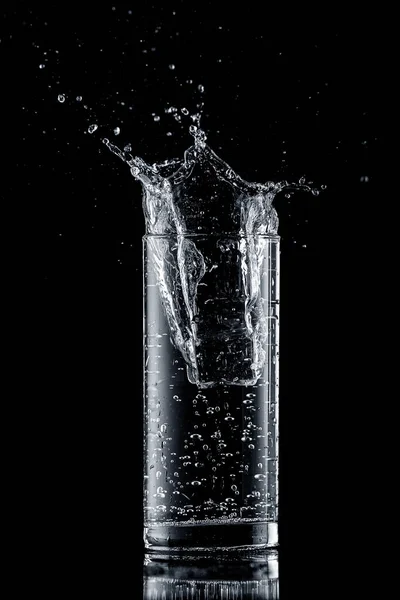 Wasserspritzer Einem Glas Auf Schwarzem Hintergrund — Stockfoto