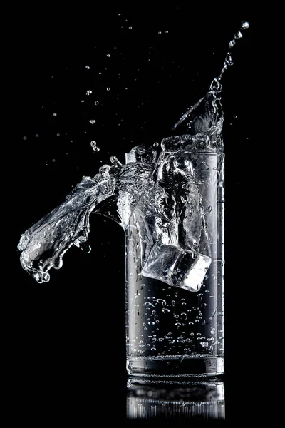 Das Glas Wasser Kracht Wasser Wird Ausgeschüttet — Stockfoto