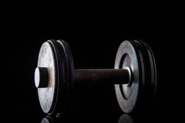 Siyah arkaplanda eski bir dambıl