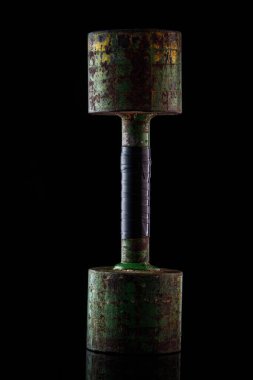 Siyah arkaplanda eski bir dambıl