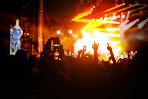 Πλήθος Μια Συναυλία Χέρια Και Smartphones Μπροστά Από Σκηνή — Φωτογραφία Αρχείου