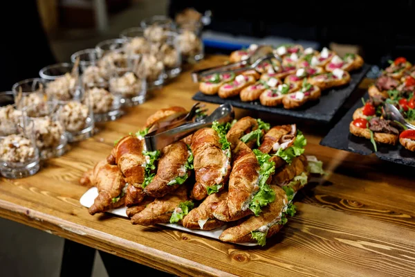Egy Halom Croissant Szendvics Egy Asztalon — Stock Fotó