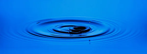 Ο κυματισμός του κύκλου της επιφάνειας του γαλάζιου νερού. — Φωτογραφία Αρχείου
