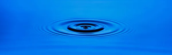 Anelli d'acqua blu, Riflessi circolari in piscina. — Foto Stock