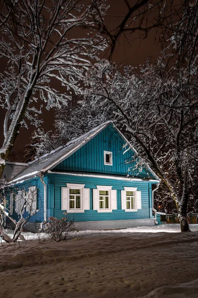 Casa Innevata Nel Villaggio Inverno Notte — Foto Stock