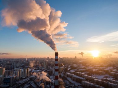 Kış şehri manzarası. Dumanlı endüstriyel pipo
