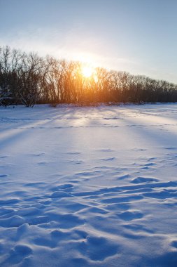 Gün batımında karlı kış tarlası