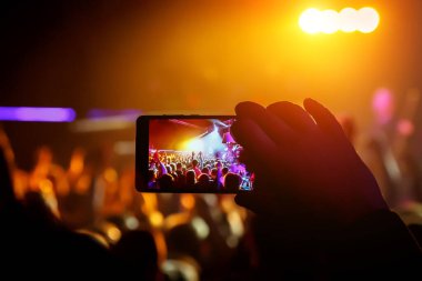 Konserin canlı yayınını cep telefonundan internete aktar.
