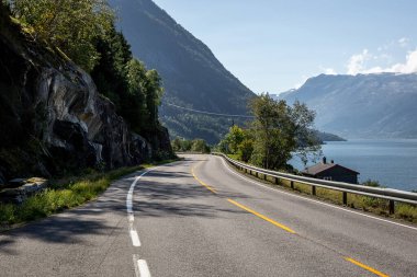 Norveç 'te yollar dağların, tepelerin ve fiyortların üzerinden geçiyor..