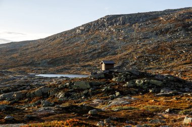 Taş ve su manzaralı bir acil servis. Norveç 'te trolltunga' ya giden yol