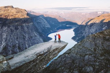 Trolltunga. Norveç - 04.09.19: Norveç 'te trolltunga' da mutlu bir aile. Erkek ve kız kucaklaşır