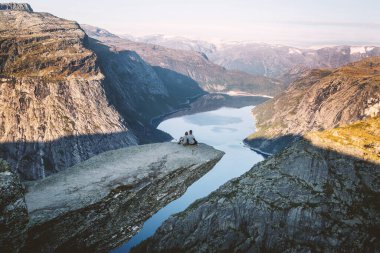Norveç 'te Trolltunga' da iki arkadaş koltuğu