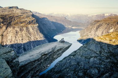 Norveç 'te Trolltunga' da iki arkadaş koltuğu