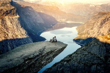 Norveç 'te Trolltunga' da iki arkadaş koltuğu