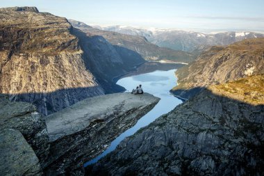 Norveç 'te Trolltunga' da iki arkadaş koltuğu