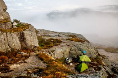 Dağlarda kamp yeri. Sabah sisi var.