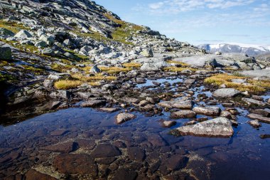 Dağlarda taş ve su manzarası