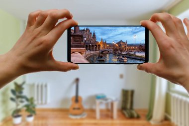 Evden İspanya, Seville 'e cep telefonuyla çevrimiçi seyahat. Plaza de Espana akıllı telefon ekranında