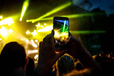 Akıllı telefon kayıtları olan eller canlı müzik festivali, konser, konser.