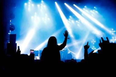 Kalabalık konserinin silueti, müzik hayranları