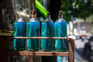 Bali caddesinde benzin şişeleri