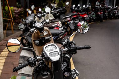 Scooter 'ın direksiyonuna yakın çekim. Motosiklet parkı.