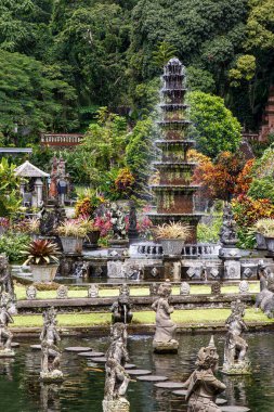 Asya 'da katmanlı taş çeşmesi