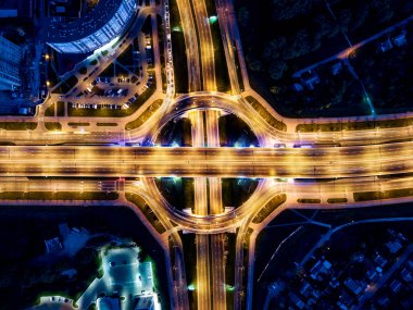 Gece yüksek yol kavşağı ve kavşak üst geçidi. Üst görünüm