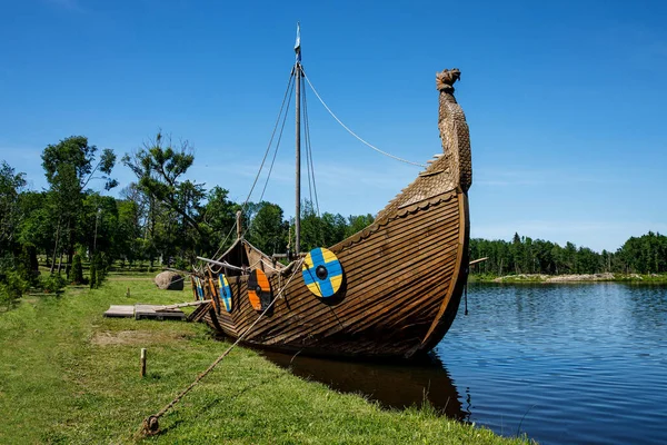 Drakkar Vikingboot Afgemeerd Buurt Van Graskust Ronde Schilden Behuizing — Stockfoto