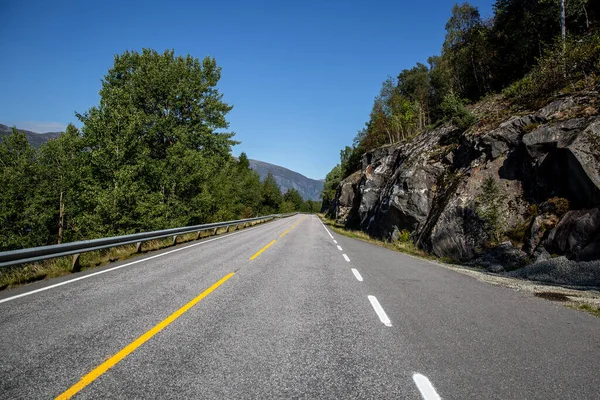 Norveç 'te yollar dağların, tepelerin ve fiyortların üzerinden geçiyor..