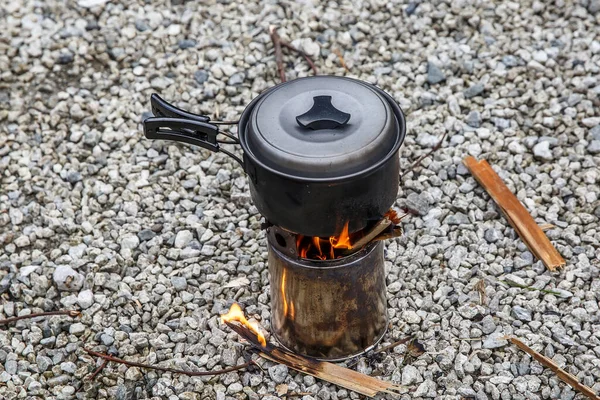 Bir Dağ Kampında Küçük Bir Kamp Ocağında Yemek Pişirmek — Stok fotoğraf