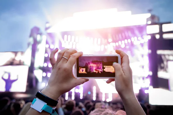 Mani Con Uno Smartphone Registra Musica Dal Vivo Festival Concerto — Foto Stock