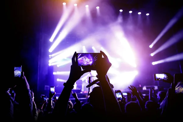 Smartphone Las Manos Del Ventilador Durante Espectáculo Música —  Fotos de Stock