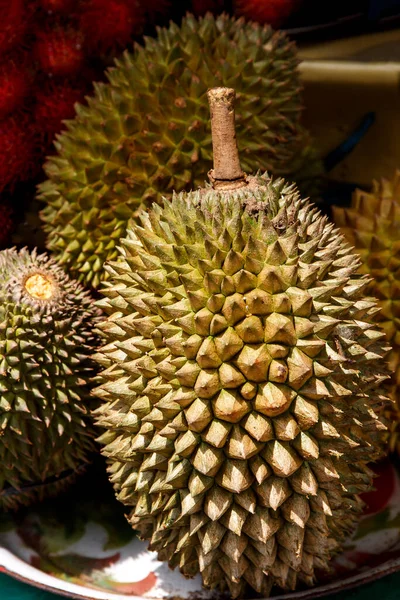 Meyvelerin kralı, Durian. Asya pazarında bir grup taze Durian..
