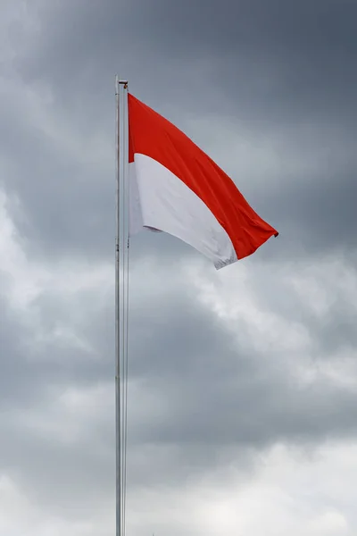 Podniesiona Flaga Indonezji Tło Chmur — Zdjęcie stockowe