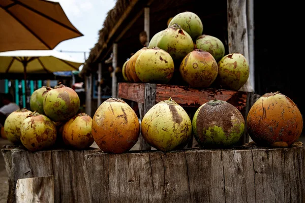 Muitos Cocos Verdes Frescos Forrados Com Uma Pilha Close Barracas — Fotografia de Stock