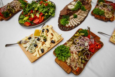 Lezzetli atıştırmalıklar, et, peynir ve sebze tabağı.