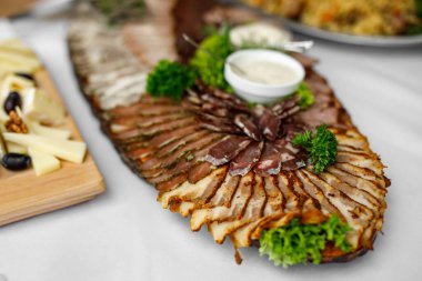 Masadaki diğer atıştırmalıklarla birlikte et tabağı