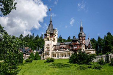 Romanya, Avrupa 'daki Peles kalesi. Mavi gökyüzü, yeşil çimen, yaz zamanı