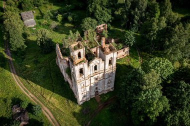 Eski kilise harap oldu. Üst görünüm
