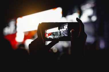Bir müzik programında akıllı telefon silueti ellerindeydi. Sahne çekimi