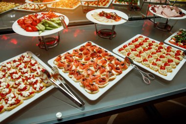 Restoranda ziyafet var. Çeşitli yiyecekler, galada atıştırmalıklar. Yemek servisi..