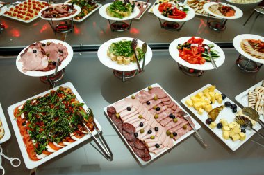 Restoranda ziyafet var. Çeşitli yiyecekler, galada atıştırmalıklar. Yemek servisi..