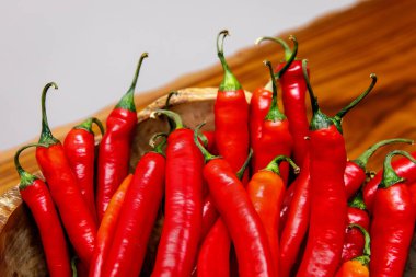 Ahşap masada kırmızı biber tabakta.